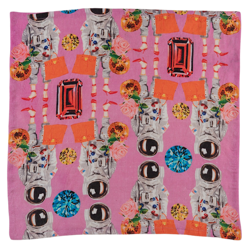 Ahh the beauty of the dinner table.. where we talk about the day. Where we laugh and share with people we love... where we have deep conversations and make memories... It should be a place of beauty!! Set of 6: 18.1 x 18.1in | 45.97 x 45.97cm linen dinner napkins. Handmade in India.